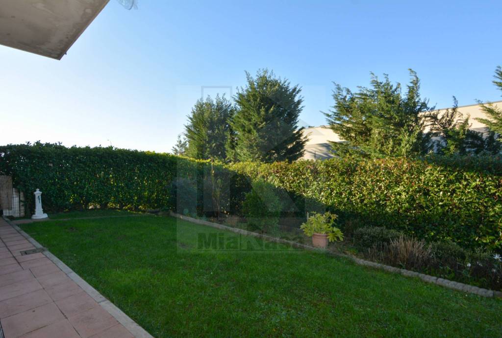 appartamento in vendita a Rescaldina in zona Ravello
