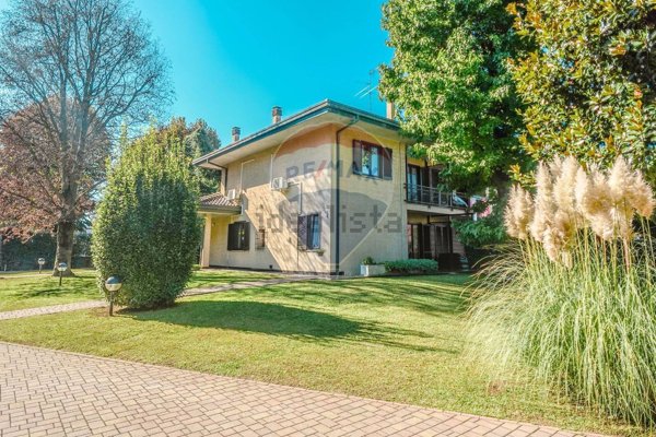 casa indipendente in vendita a Rescaldina