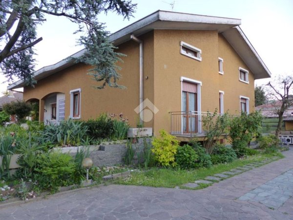 casa indipendente in vendita a Rescaldina