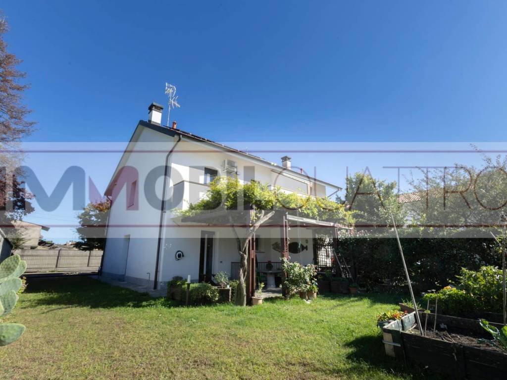casa indipendente in vendita a Rescaldina