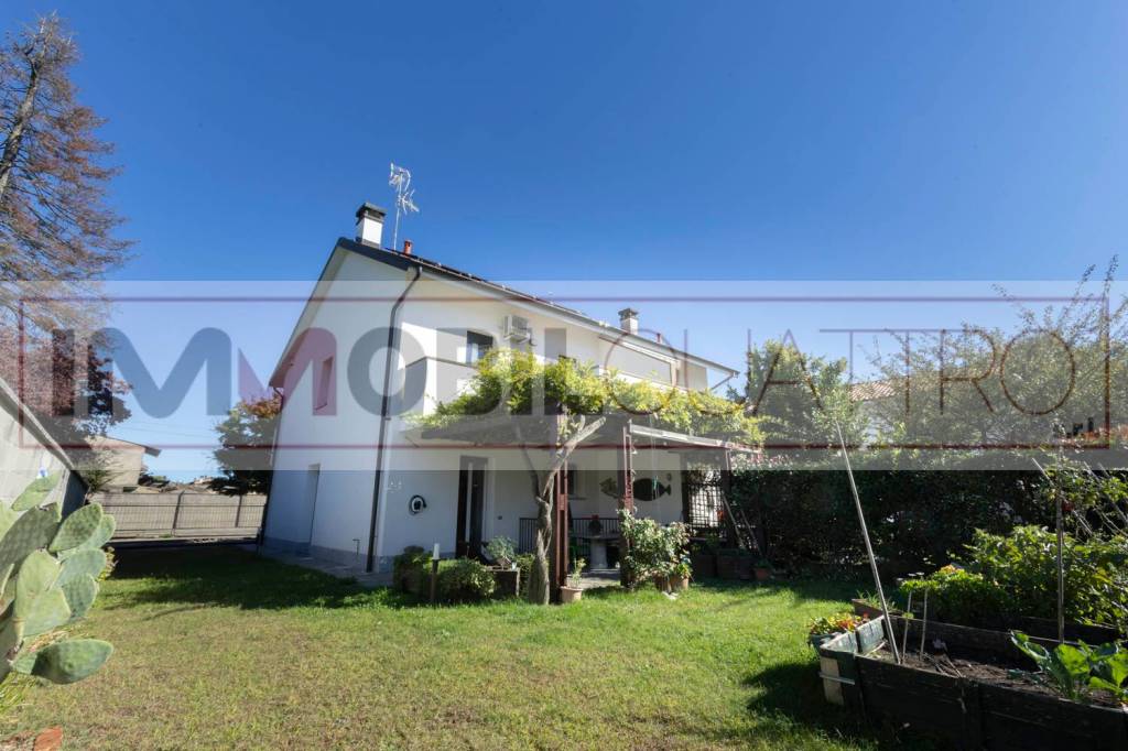 casa indipendente in vendita a Rescaldina