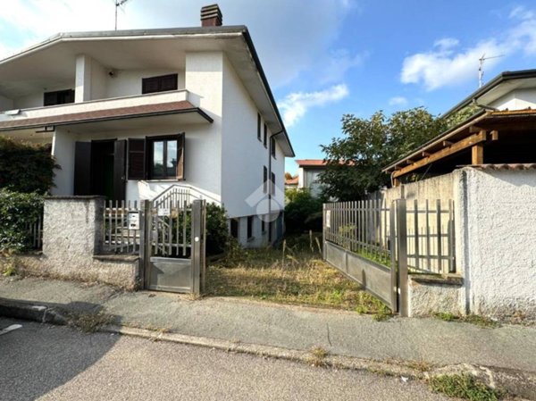 casa indipendente in vendita a Rescaldina in zona Rescalda