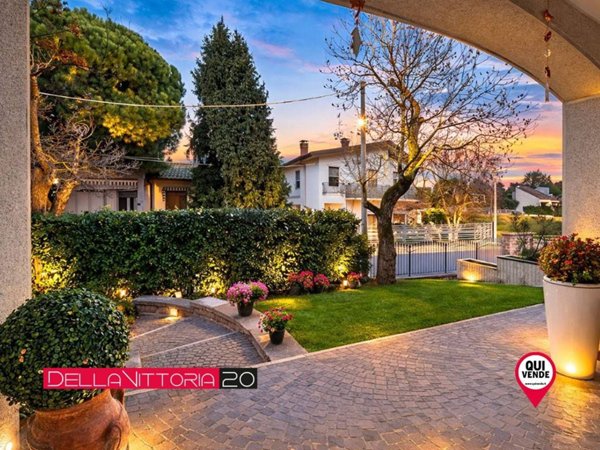 casa indipendente in vendita a Rescaldina