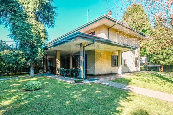 casa indipendente in vendita a Rescaldina in zona Rescalda