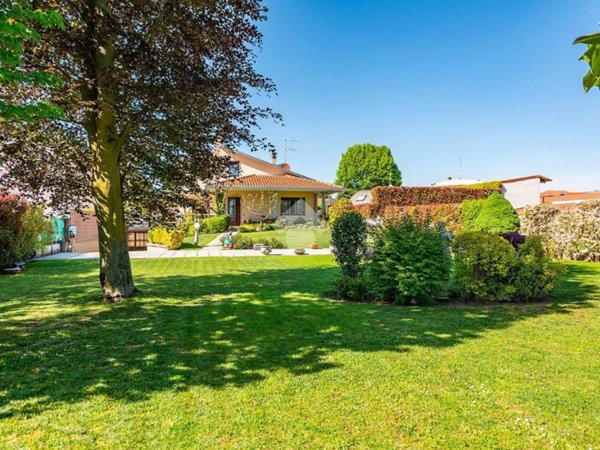 casa indipendente in vendita a Rescaldina