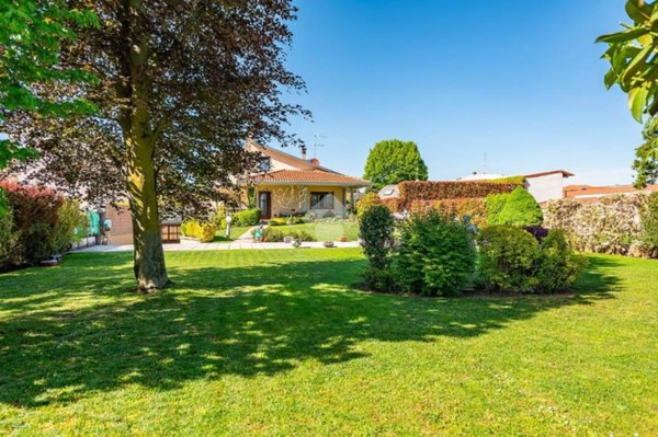 casa indipendente in vendita a Rescaldina
