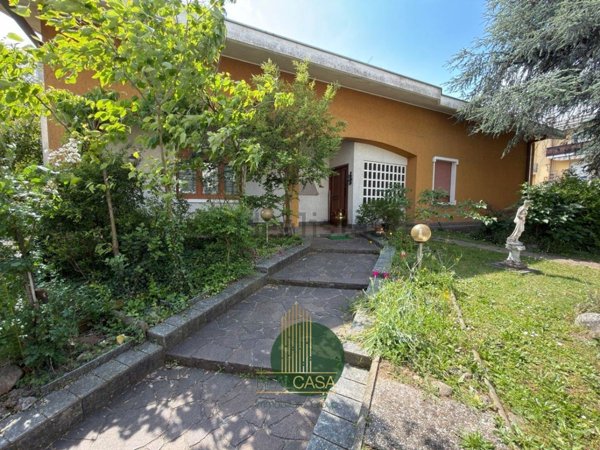 casa indipendente in vendita a Rescaldina in zona Ravello