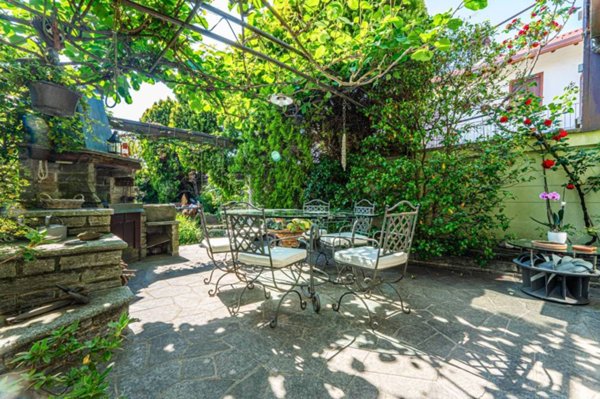 casa indipendente in vendita a Rescaldina in zona Ravello