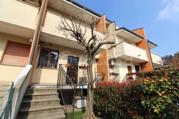 casa indipendente in vendita a Rescaldina in zona Ravello