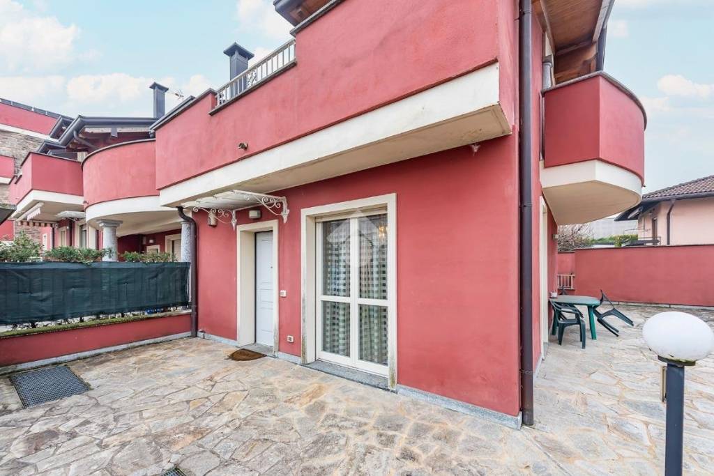 casa indipendente in vendita a Rescaldina in zona Ravello