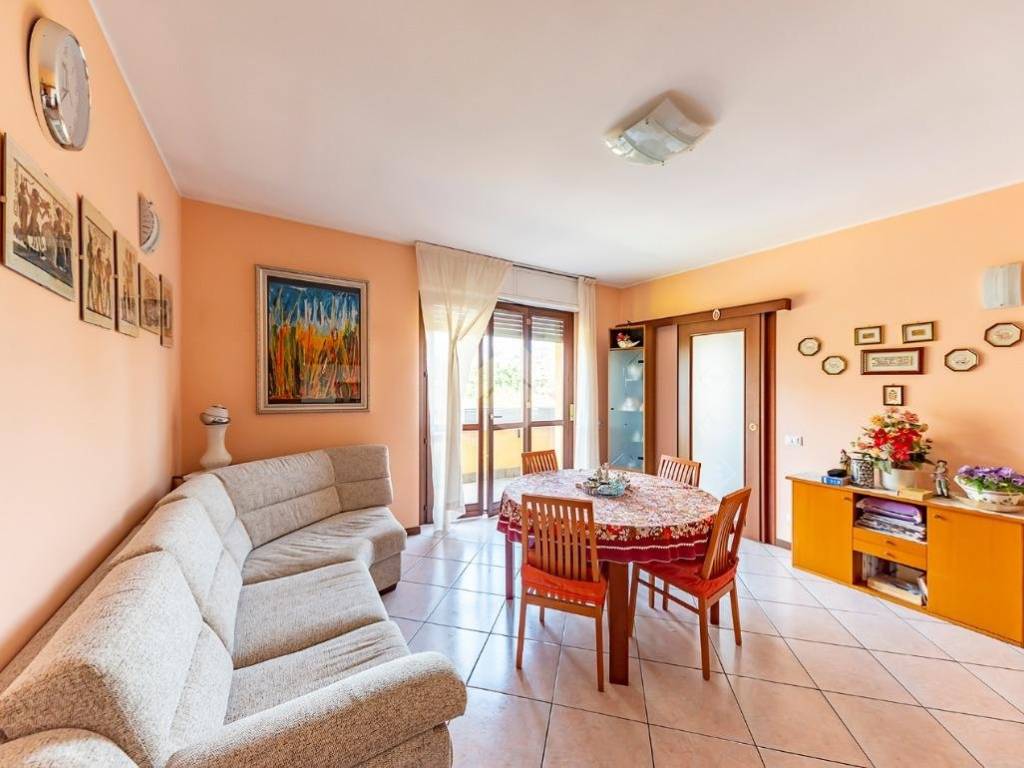 appartamento in vendita a Rescaldina in zona Ravello