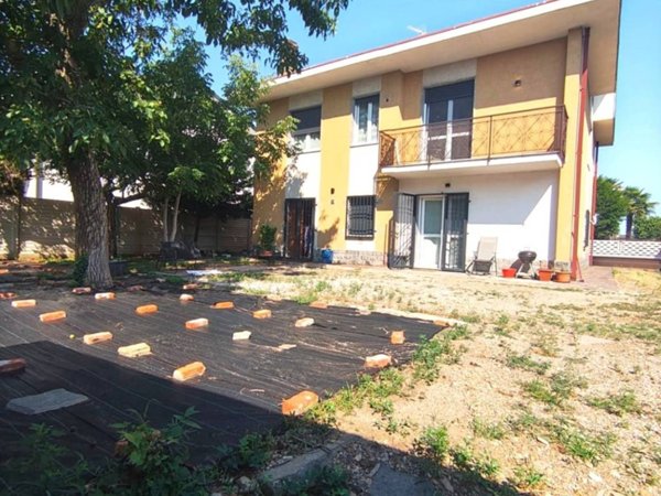 casa indipendente in vendita a Rescaldina in zona Ravello