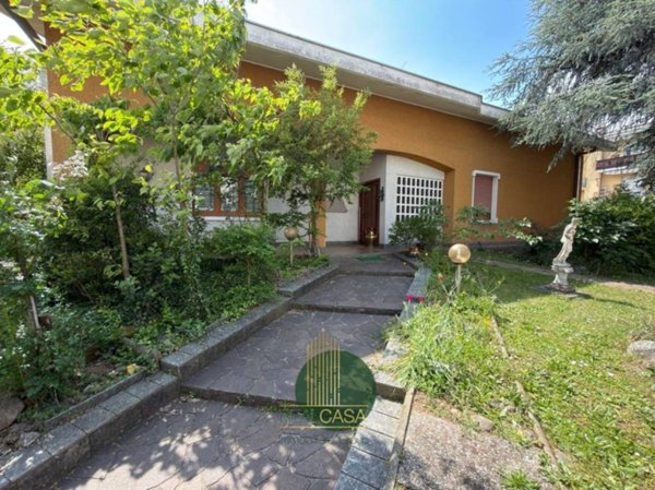 casa indipendente in vendita a Rescaldina in zona Ravello