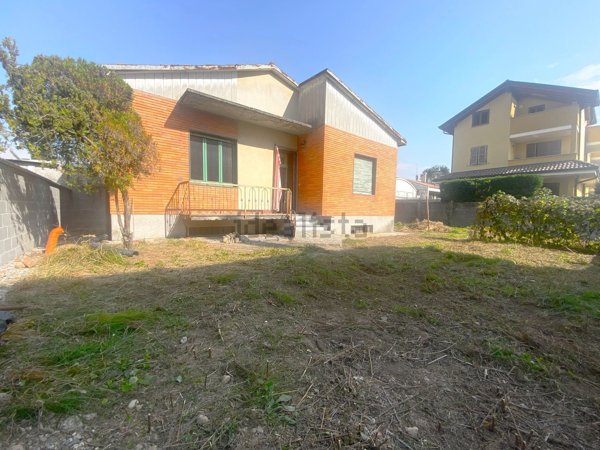 casa indipendente in vendita a Rescaldina