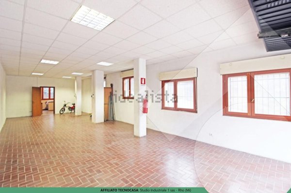 negozio in vendita a Rho in zona Mazzo