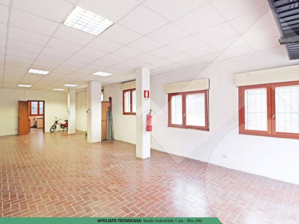 locale commerciale in vendita a Rho in zona Mazzo