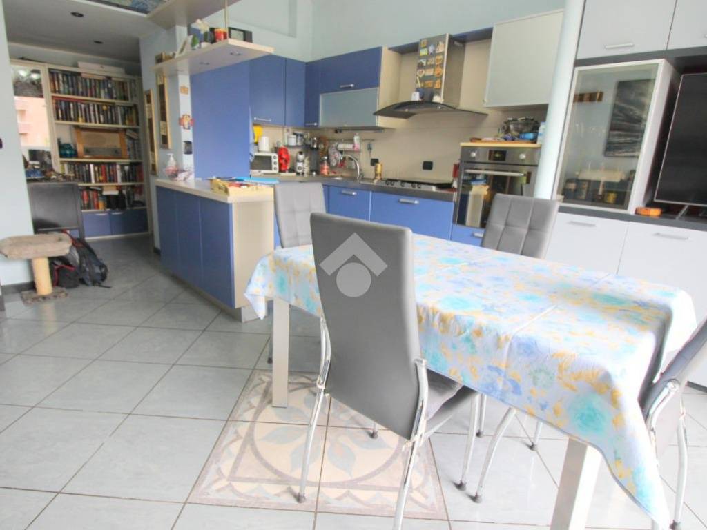appartamento in vendita a Rho in zona Mazzo