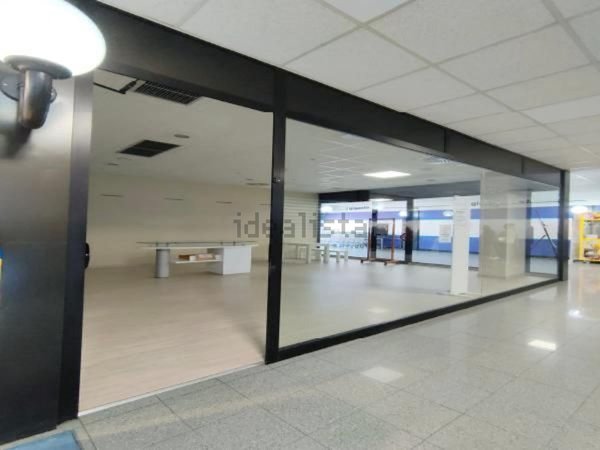 locale commerciale in vendita a Rho