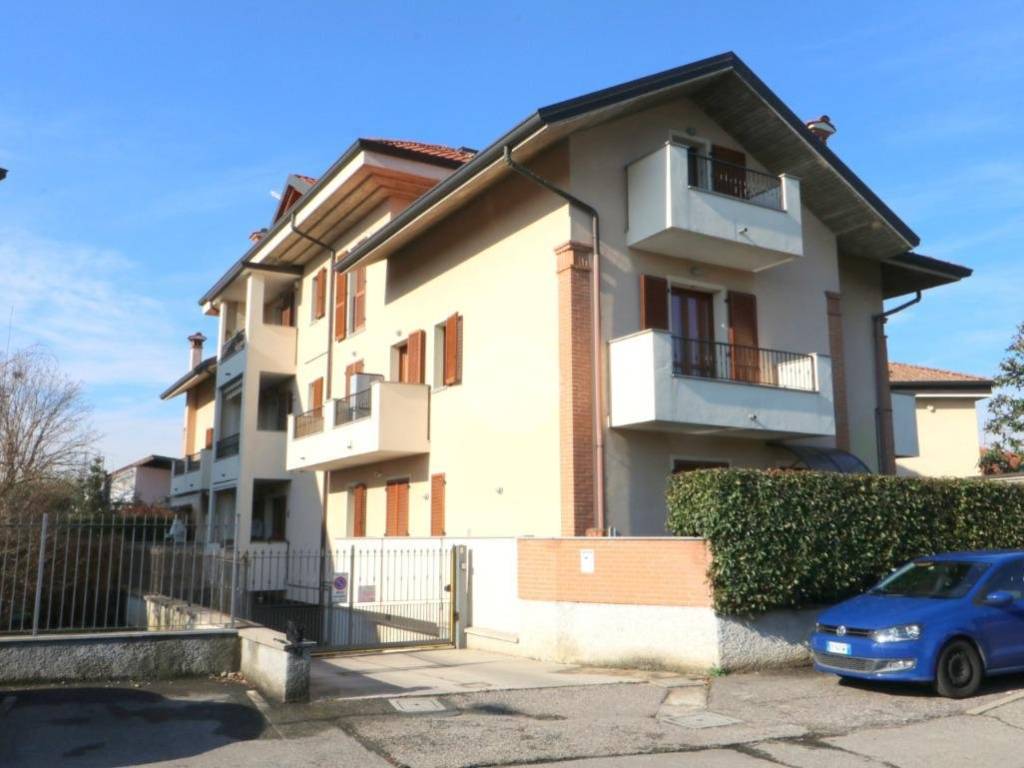 appartamento in vendita a Rho in zona Lucernate