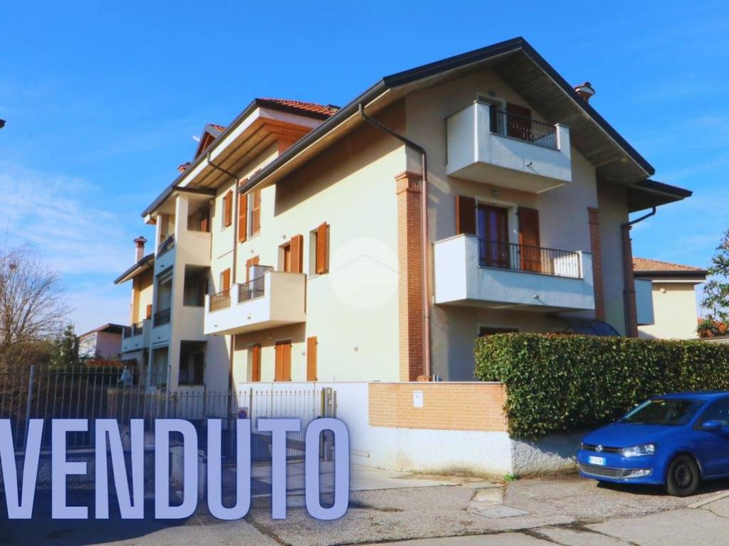 appartamento in vendita a Rho in zona Lucernate