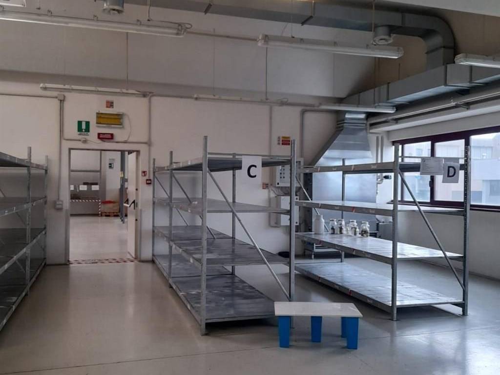 locale commerciale in vendita a Rho in zona Ghisolfa