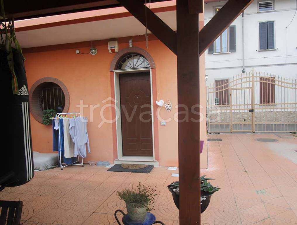 appartamento in vendita a Rho in zona Lucernate