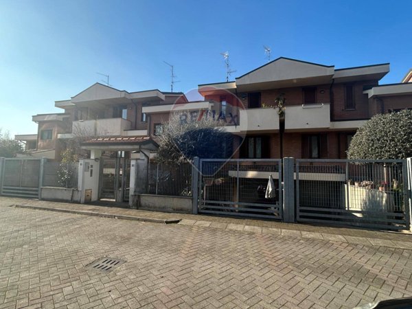 casa indipendente in vendita a Rho in zona Passirana