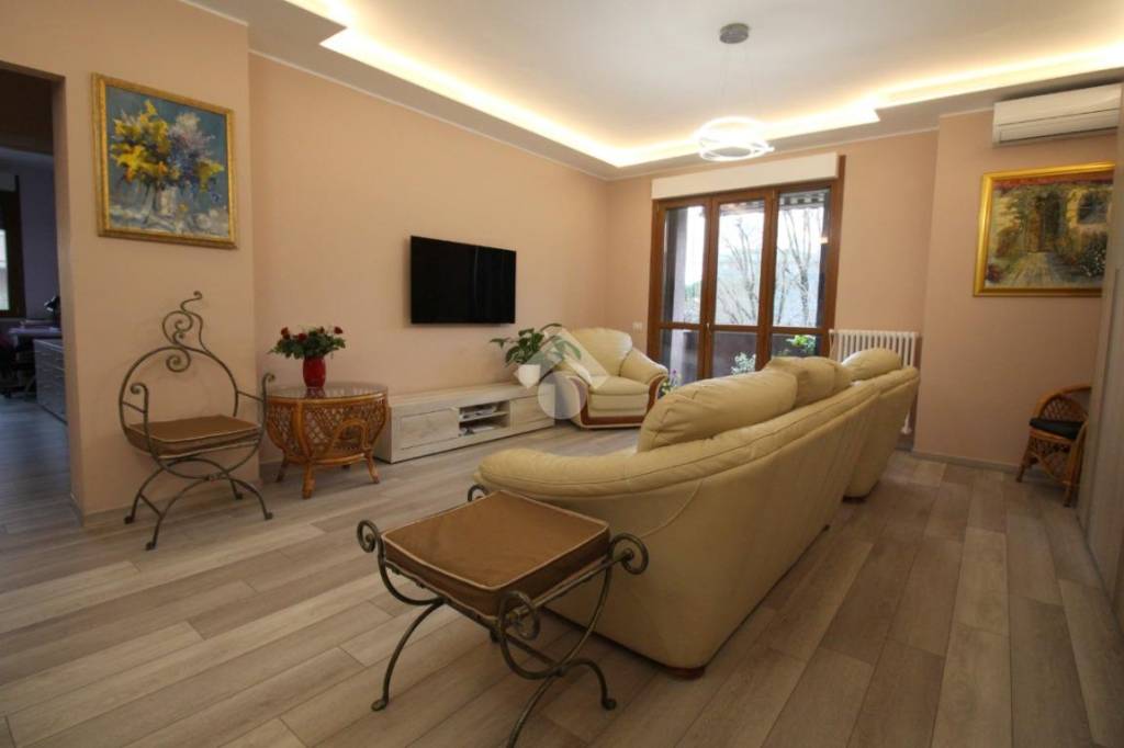 appartamento in vendita a Rho in zona Mazzo