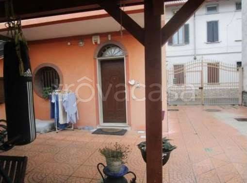 appartamento in vendita a Rho in zona Lucernate