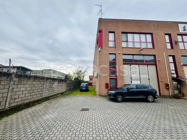 locale commerciale in vendita a Rho