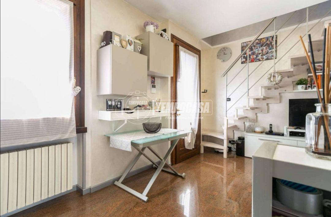 appartamento in vendita a Rho in zona Mazzo