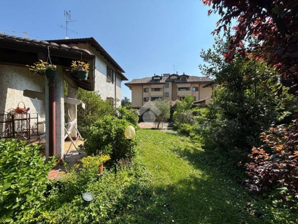 casa indipendente in vendita a Rho in zona Lucernate