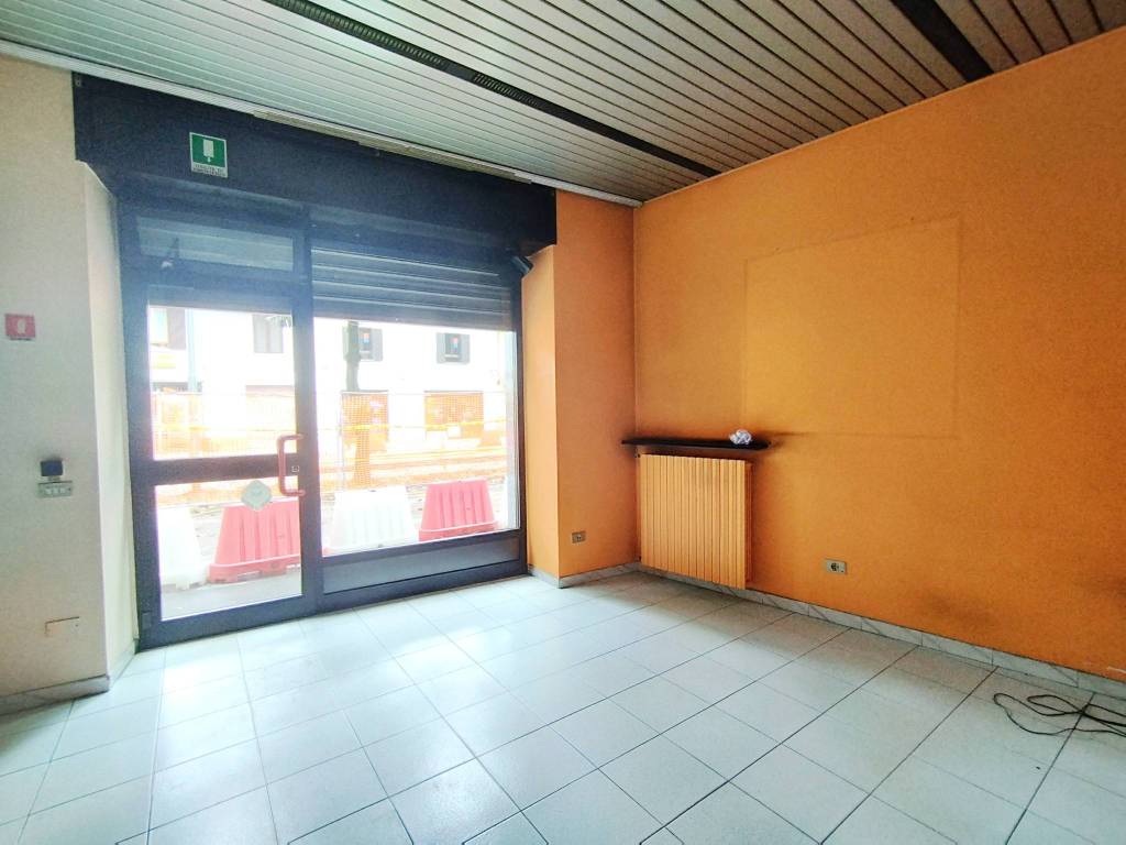 negozio in vendita a Rho