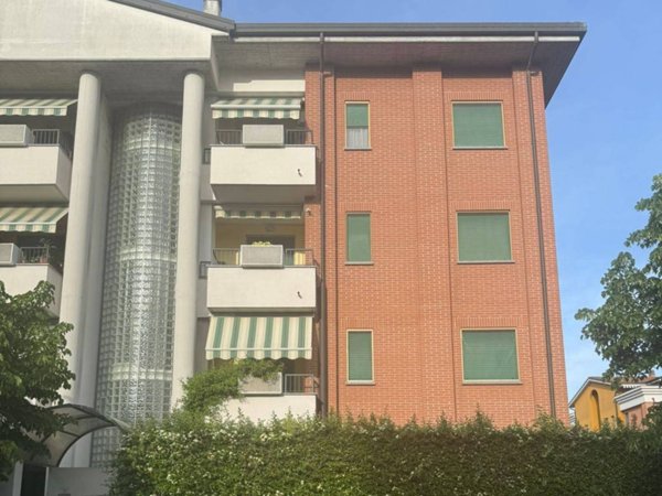 appartamento in vendita a Rho in zona Lucernate