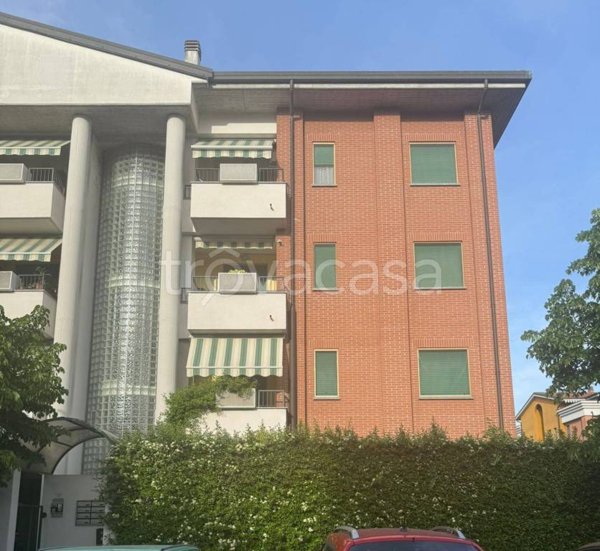appartamento in vendita a Rho in zona Lucernate