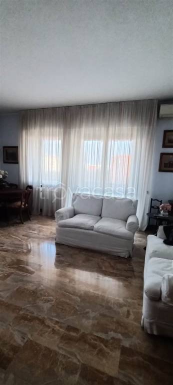 appartamento in vendita a Rho in zona Lucernate