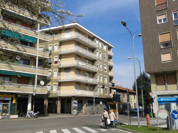 locale commerciale in vendita a Rho