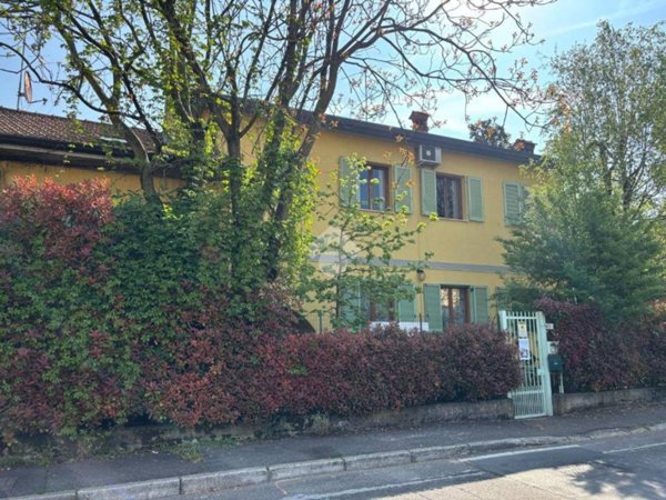 casa indipendente in vendita a Rho in zona Lucernate