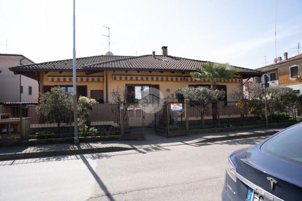 casa indipendente in vendita a Rho