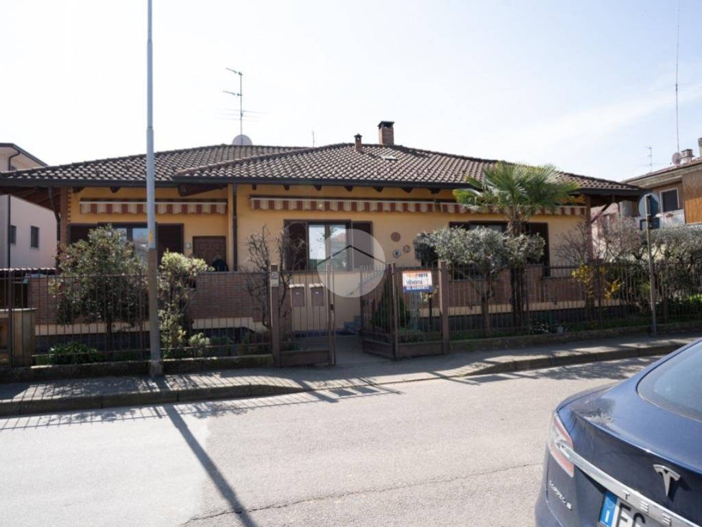 casa indipendente in vendita a Rho