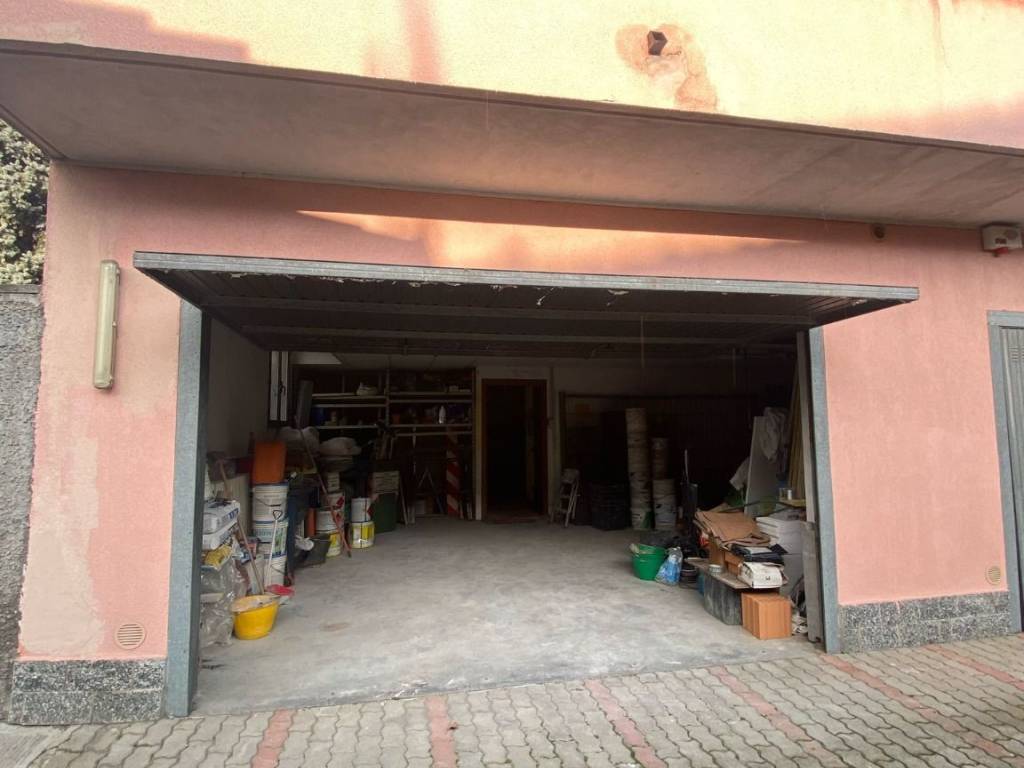 locale commerciale in vendita a Rho in zona Lucernate