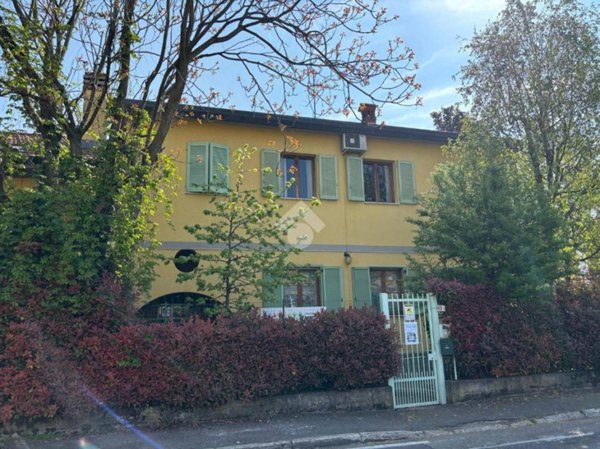 casa indipendente in vendita a Rho in zona Lucernate