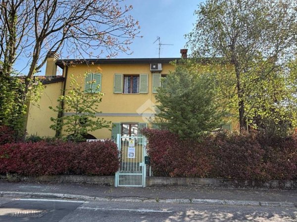 casa indipendente in vendita a Rho in zona Lucernate