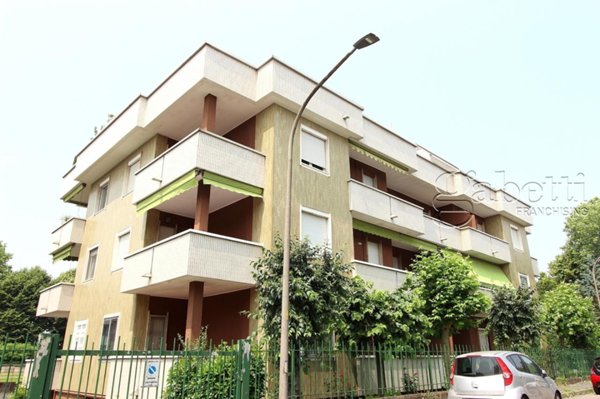 appartamento in vendita a Rho in zona Mazzo