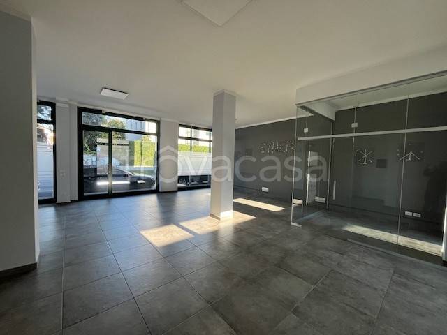 negozio in vendita a Rho