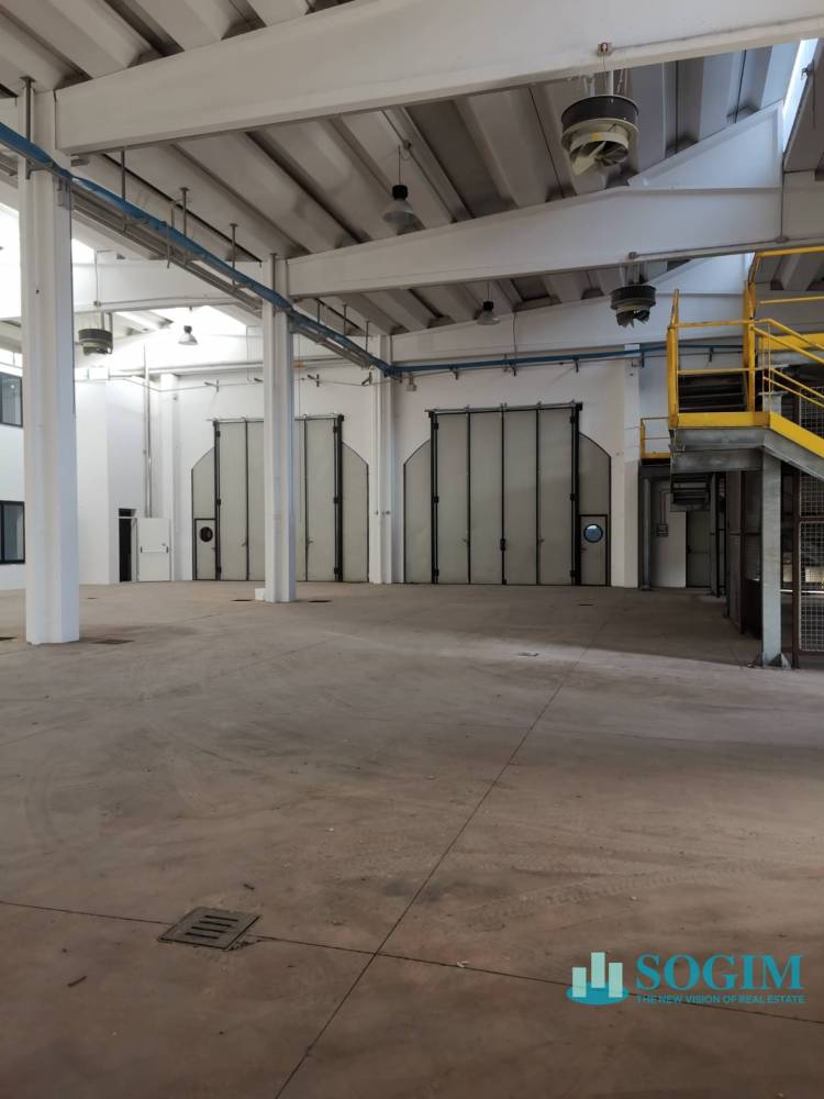 capannone in vendita a Rho in zona Passirana