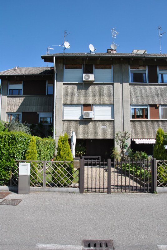 casa indipendente in vendita a Rho in zona Castellazzo