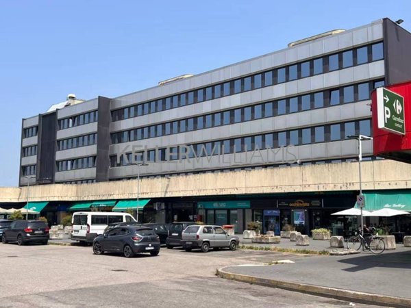 negozio in vendita a Rho in zona Mazzo