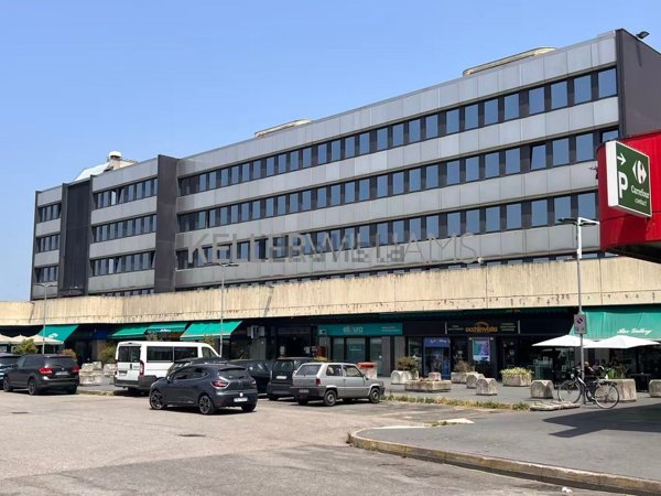 negozio in vendita a Rho in zona Mazzo