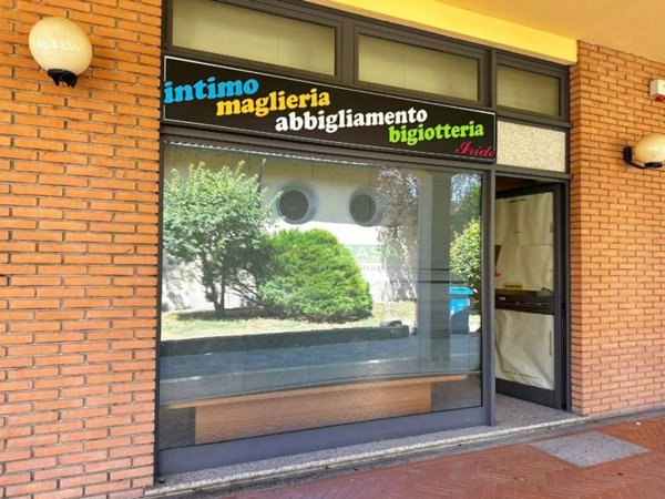 negozio in vendita a Rho in zona Passirana